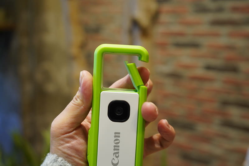 フレームがカラビナになっていて、どこにでも引っかけられる形状になっています。