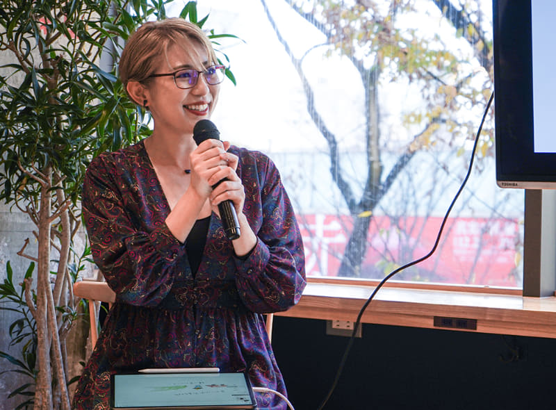 イラストレーターの横峰沙弥香さん。長年、EOS Kiss X4を愛用し、EOS Kiss X9iのCMでは息子のまめちゃんと親子で出演しました。