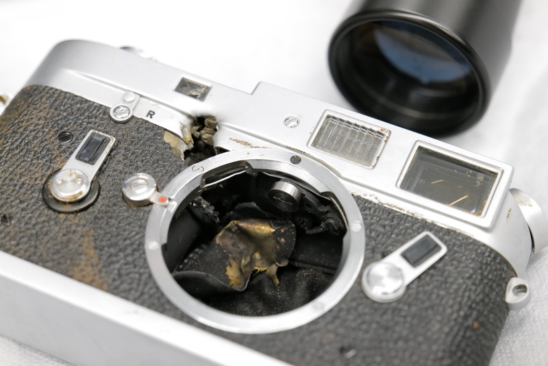 "カメラが銃弾を受けて命拾いした"と話には聞くが、そんなライカM4の現物が保存されている。