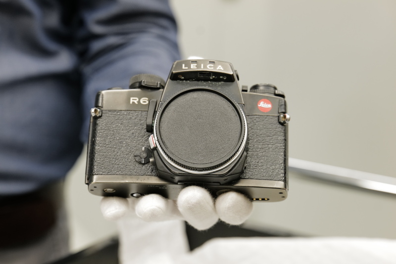 セバスチャン・サルガドの使ったライカR6は、油田を撮影した後の油汚れがついたまま。