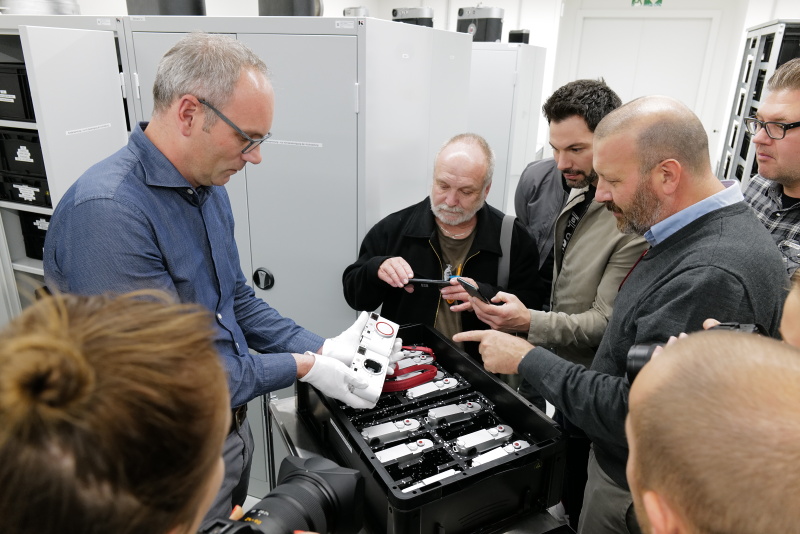 収蔵品に夢中の参加者たち。