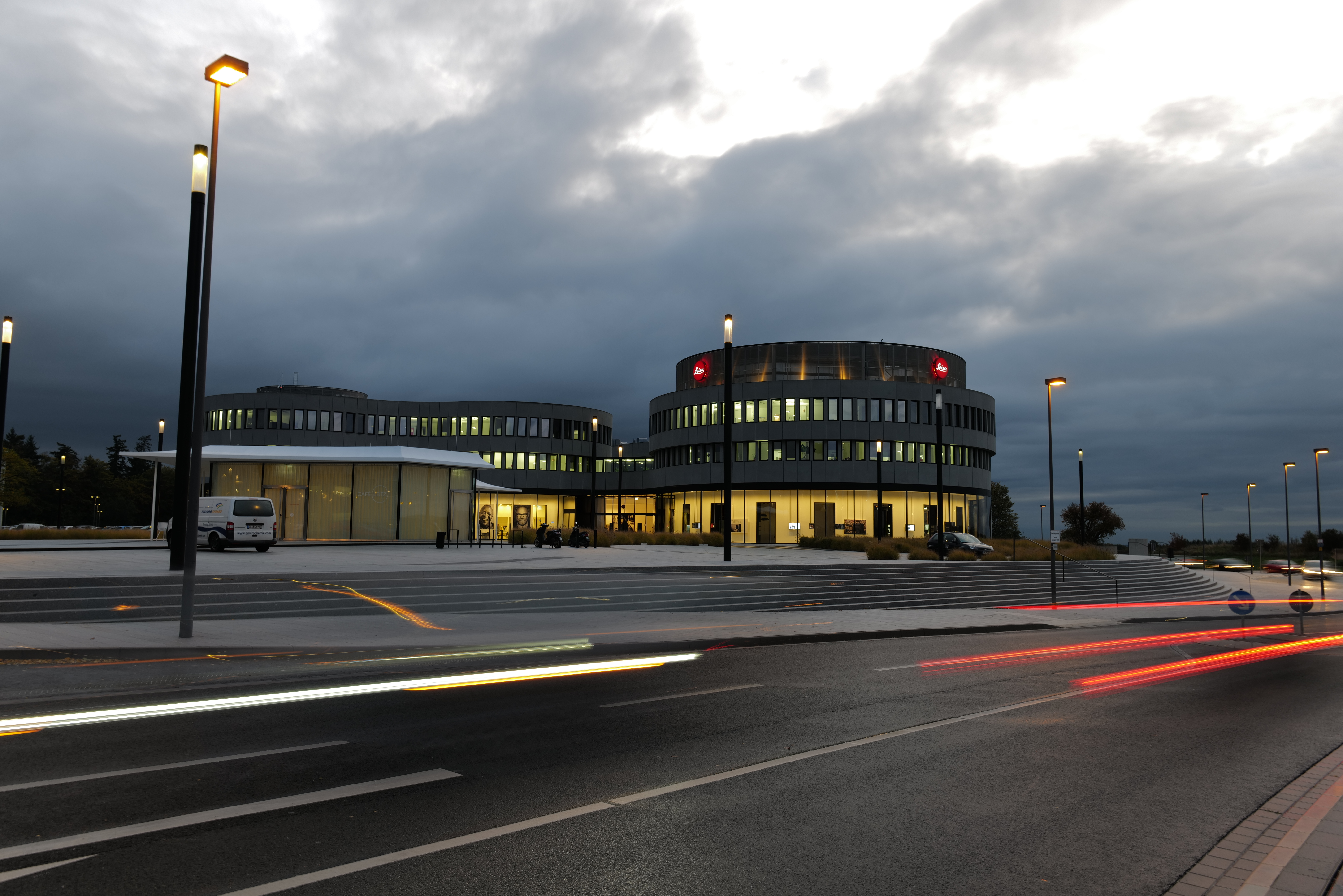 ドイツ・ウェッツラーにあるライカカメラ本社。ライカSL2で手持ち1秒。<br>LEICA SL2　VARIO-ELMARIT-SL F2.8-4/24-90mm ASPH.（26mm）　ISO 50　F10　1.0秒