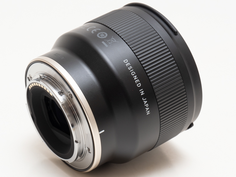 鏡筒側面には「DESIGNED IN JAPAN」の文字がみられる