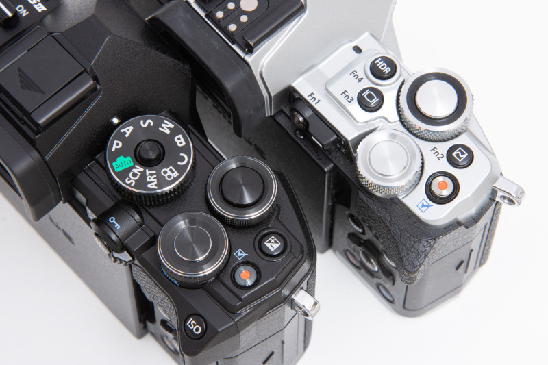 シャッターボタンと前後ダイヤル、動画ボタンのレイアウト同じだが、それ以外は大きく変更された。特にシャッターボタン側にモードダイヤルが設置されたことが大きい。他のOM-Dと同じになった。E-M5 Mark IIよりボタンが少なくなり、シンプルになった印象だ。