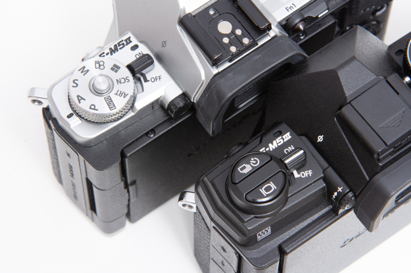 電源レバー側もモードダイヤルが移動したことで形が変わった。E-M1 Mark IIと同様に、巻き戻しクランクを連想させるデザインだ。ドライブボタンとライブビューボタンが設けられている。