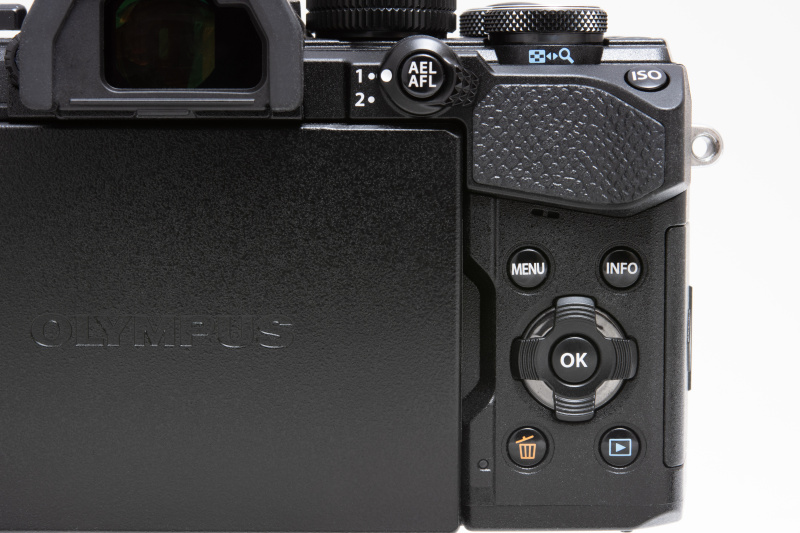 背面はE-M5 Mark IIとほぼ同じレイアウト。E-M5 Mark IIではレバーと親指用の指当てのデザインが変わり、指当ての上にISOボタンが装備された。