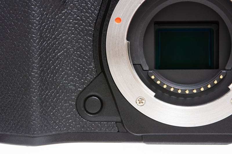 ボディ前面には、E-M5 Mark IIと同じくプレビューボタンがある。