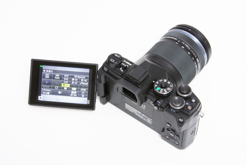 背面モニターはバリアングル式。横にモニターが開くのは好みが分かれるが、縦位置でもハイアングルやローアングルが撮りやすく、動画撮影時にも使いやすい。