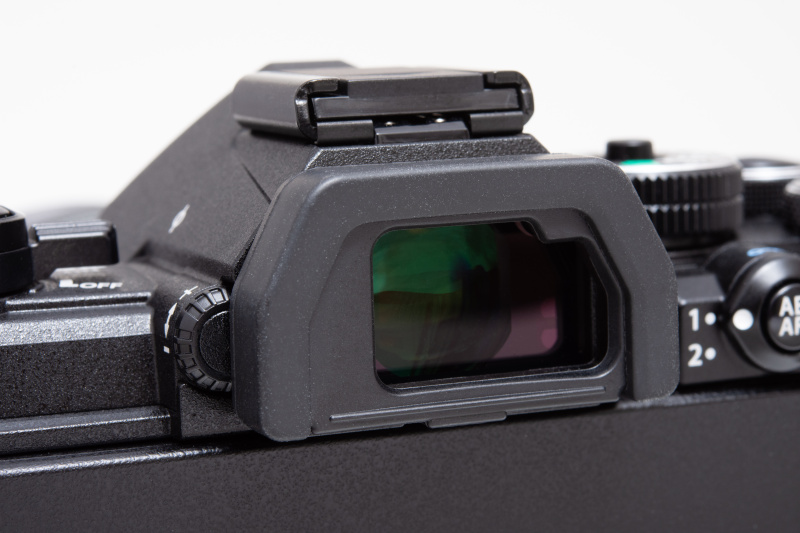 EVFは236万ドットで、解像度だけ見ればE-M5 Mark IIと同じ。しかしパネルが液晶からOLED（有機EL）になったことで、クリアかつ視認性が高い。