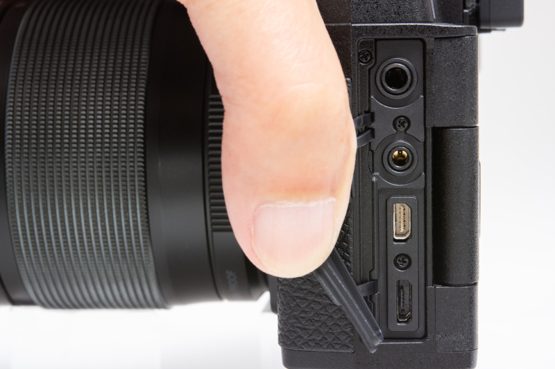 左側面には端子類が並ぶ。上からマイク端子、リモートケーブル端子、HDMI端子（マイクロD）、USB端子（microUSB）だ。