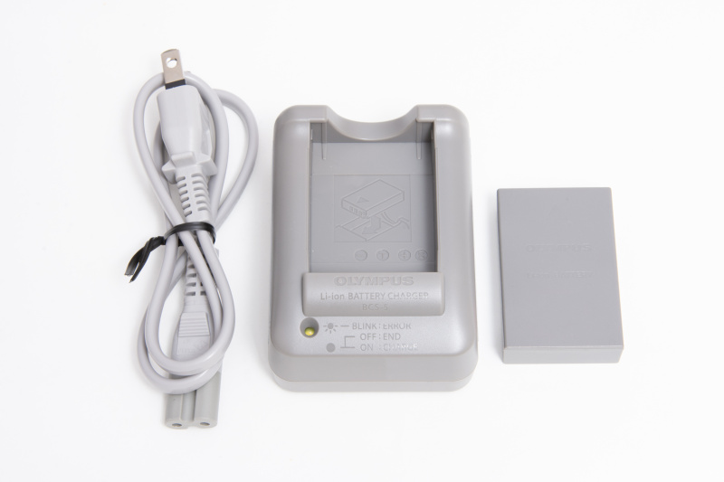 バッテリーと充電器。充電器はBLS-50専用のBCS-5。やはりBLN-1用のBCN-1は使用できない。