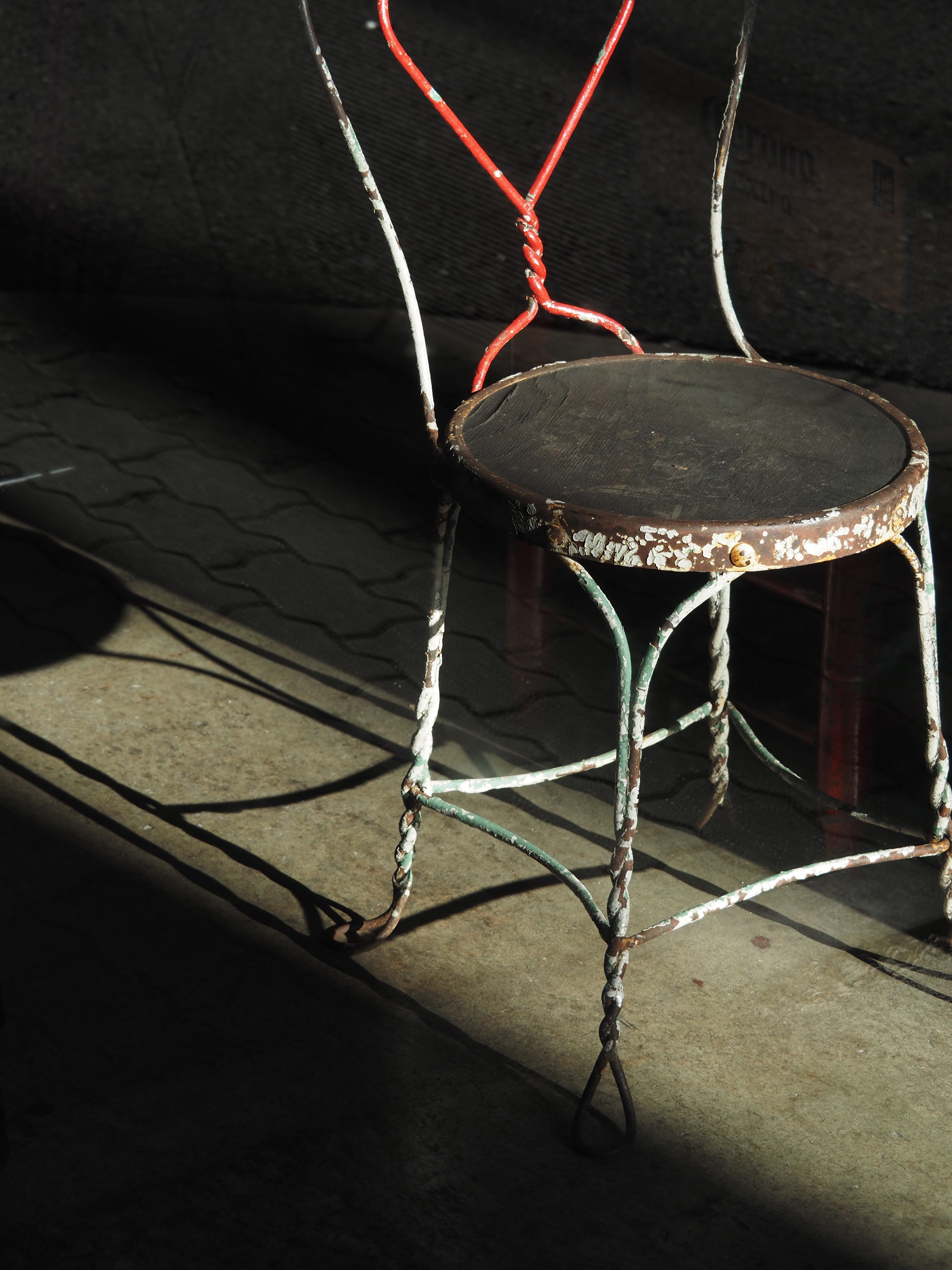 室内に置かれた古びた椅子に西日が当たる。シャッター音も静かなE-M5 Mark IIIは、その場の空気を乱すことなく撮影に集中できた。<br>OM-D E-M5 Mark III　 M.ZUIKO DIGITAL ED 14-150mm F4.0-5.6 II （52mm）　ISO 200　F5.6　1/320秒