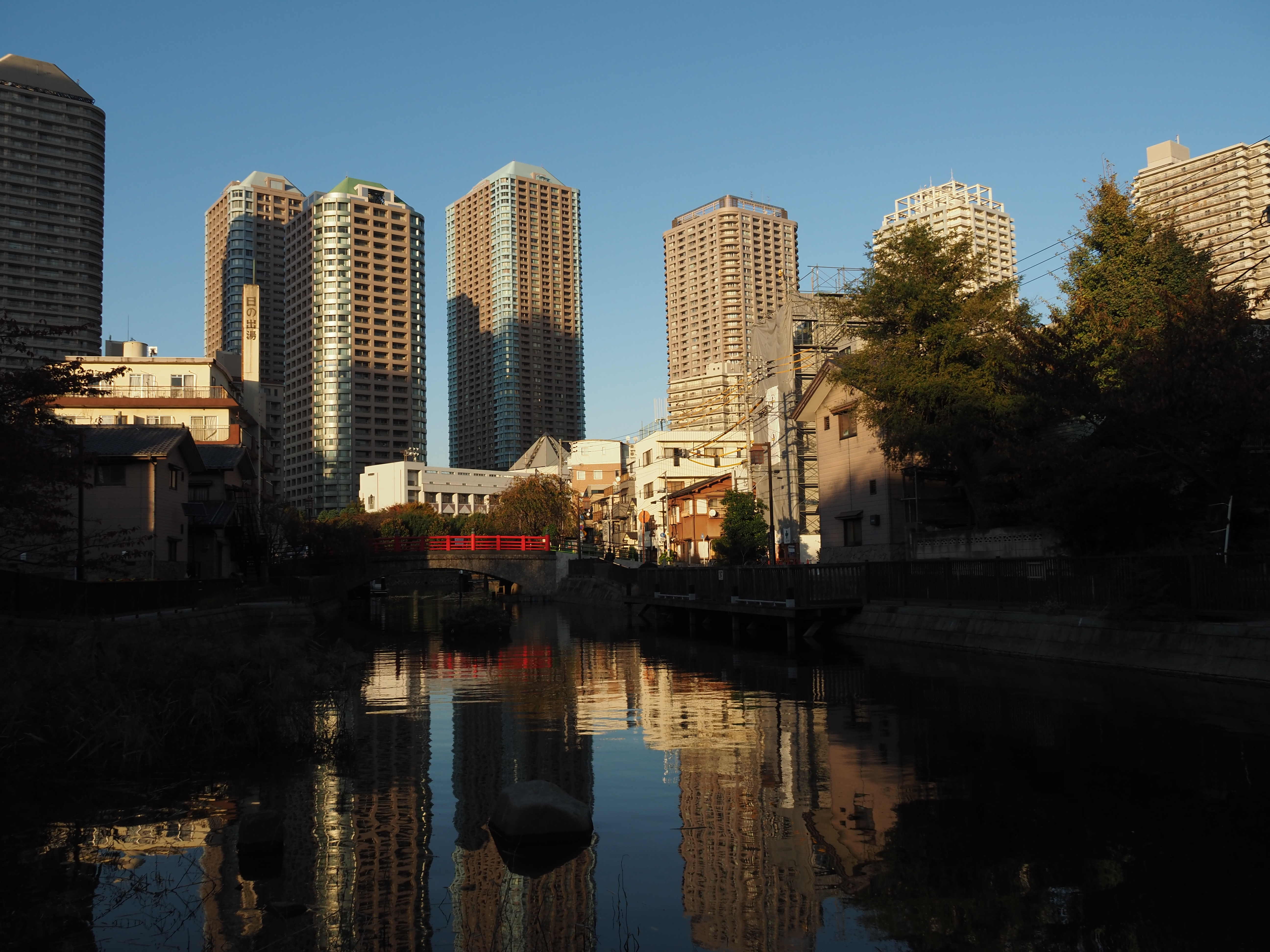 E-M1 Mark IIと同じ2,037万画素は、A3ノビのプリントも余裕の高精細。ここでもビルの細かい部分も解像している。さらに解像力を求める場合は、M.ZUIKO DIGITAL PROレンズやPREMIUMレンズシリーズがおすすめだ。<br>OM-D E-M5 Mark III　 M.ZUIKO DIGITAL ED 14-150mm F4.0-5.6 II （14mm）　ISO 200　F8　1/320秒