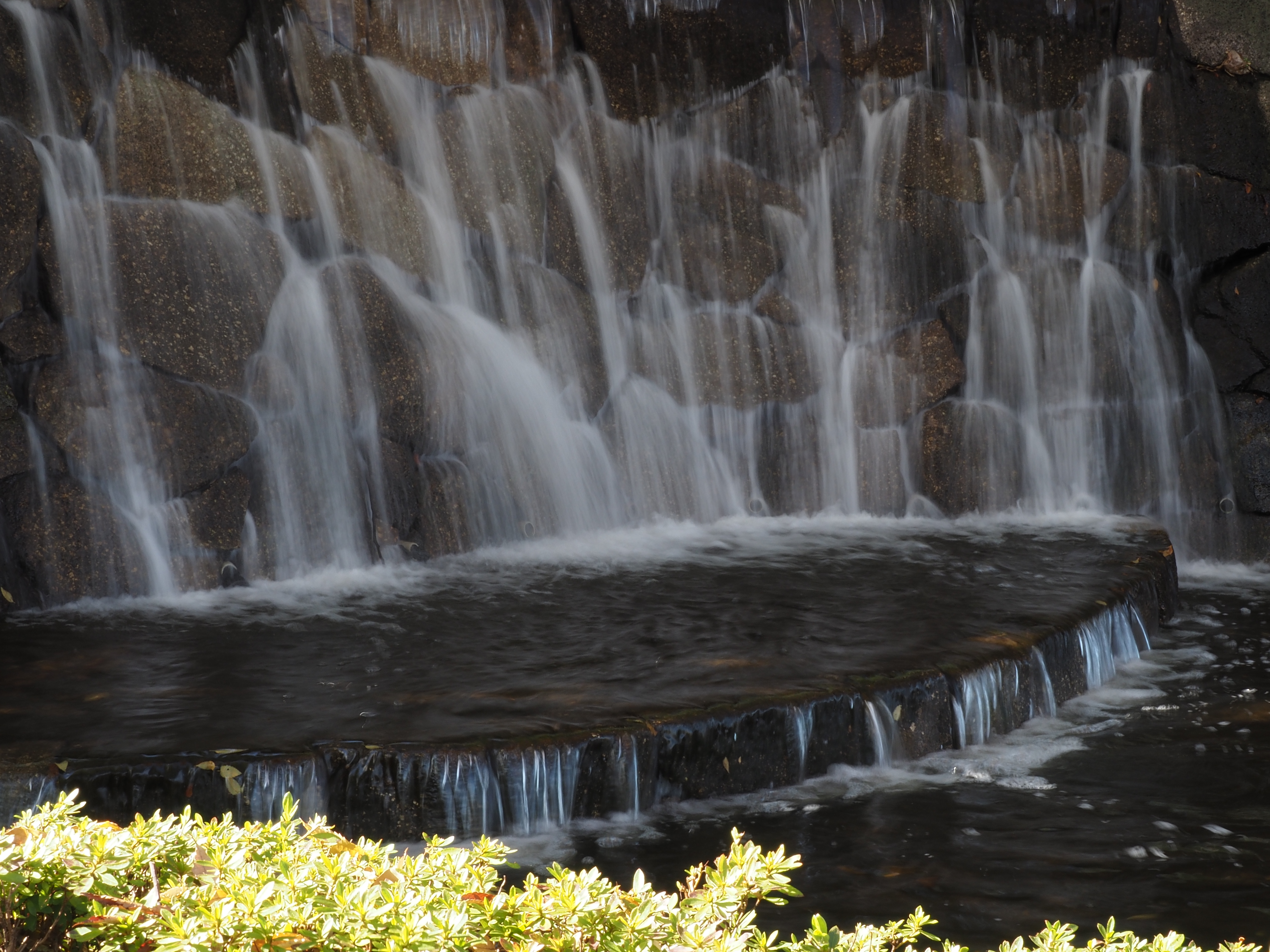 5.5段になったボディ内手ブレ補正機構。1/6秒のスローシャッターで水の流れを強調した。もちろん三脚は使わず手持ちだ。<br>OM-D E-M5 Mark III　 M.ZUIKO DIGITAL ED 14-150mm F4.0-5.6 II （31mm）　ISO 200　F22　1/6秒