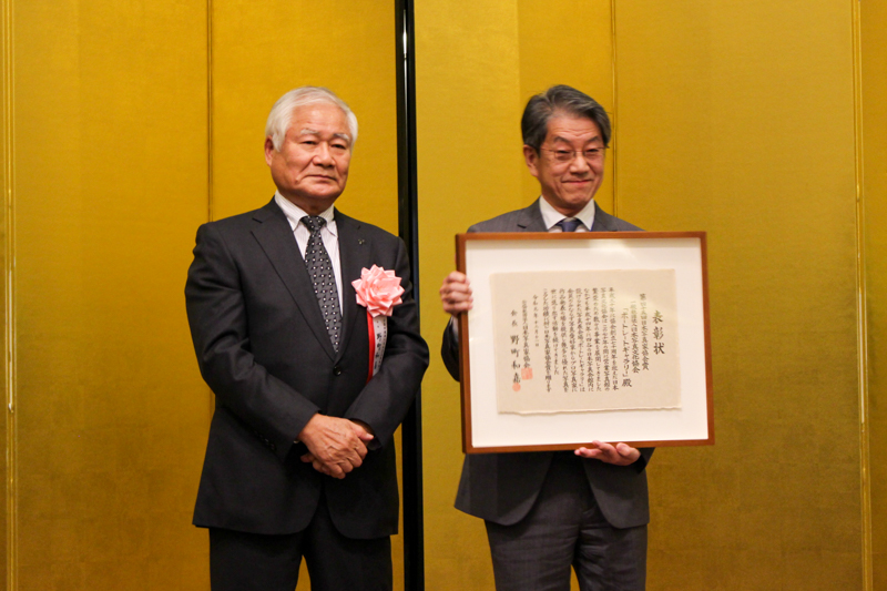 日本写真文化協会の田中秀幸会長（右）。左は日本写真家協会の野町和嘉会長。