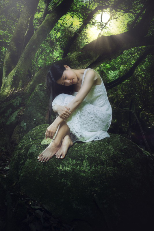 GR IIIが届いた時、ポートレートを撮ったら面白そうだなと撮影。画面左上から大きなアンブレラを使った柔らかなストロボ光を1灯。レンズシャッターなので早めのシャッターでもシンクロ撮影可能だ（撮影：木村琢磨）。<br><span class="fnt-85">GR III / 絞り優先AE（1/250秒・F8.0・-1.0EV） / ISO 100</span>