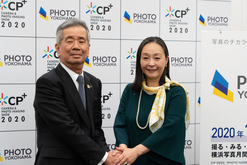 左からCIPA代表理事の真栄田雅也氏（キヤノン株式会社COO）、横浜市副市長の荒木田百合氏。