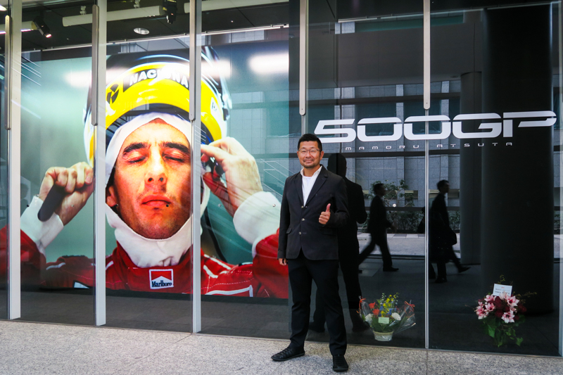 熱田護さん。会場入り口の前で。