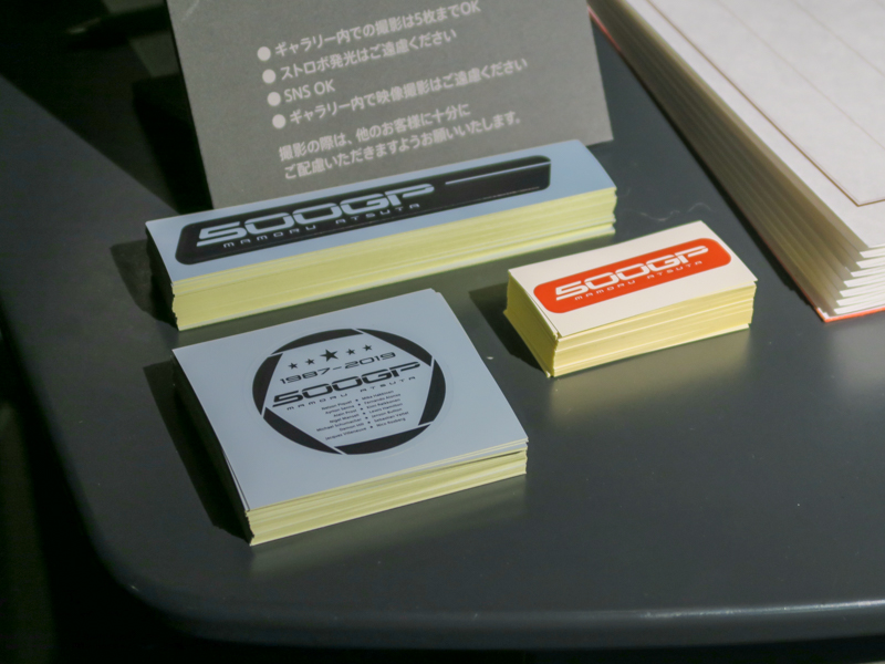 写真展会場で写真集を購入するともらえるステッカー（3種類のうち1枚）。