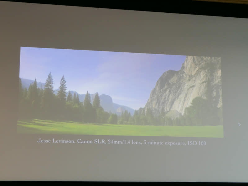 3分間露光したデジタル一眼レフカメラによる写真だと昼間の写真のようになる。