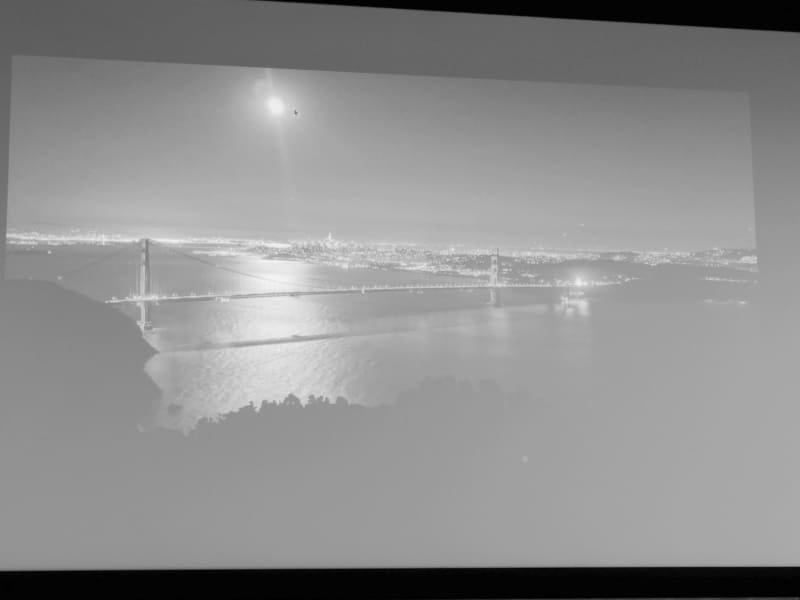 現時点でスマートフォンカメラがキレイに撮影できないのが明暗差の激しい月と星空の写真だという。