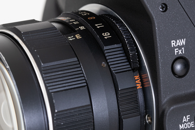 絞りリングより手前側にあるのが自動絞りのON/OFFスイッチ。