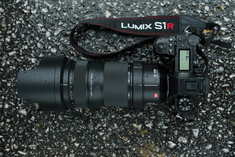 ボディに装着した状態。雨の中でも普通に写真が撮れる。これは撮る世界を確実に変える。体験した者でないとわからない世界だ