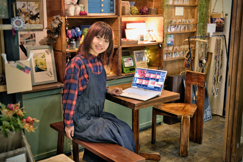写真家の鈴木さや香さん。実は3台のノートPCで仕事をするパワーユーザーだ。