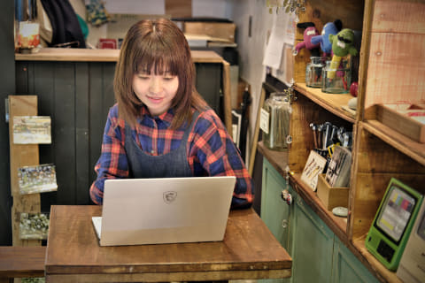 ノートPCでどこまで使える？ MSIの一押しモデルを写真家・鈴木さや香
