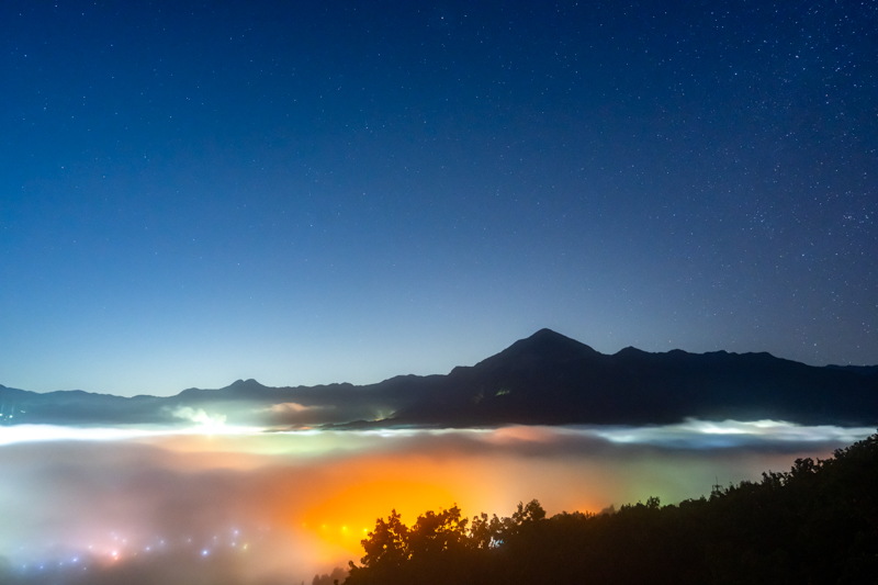 ローライトAFを使うと星景のピント合わせが格段に行いやすい。精度も高く、F4まで絞ると手前の林から奥の山までシャープに写る。色収差や画面周辺部の像の流れもない。<br><span class="fnt-85">Nikon Z 7/ NIKKOR Z 24mm f/1.8 S /24mm / マニュアル露出（F4、13秒） / ISO 1600</span>