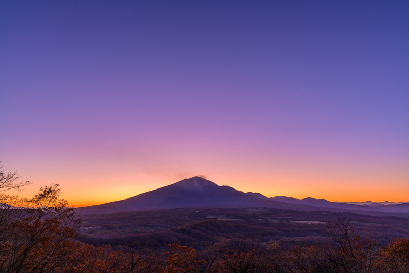 日没20分後の最も美しい夕焼けが見られる時間帯。Z 7 はダイナミックレンジが広く、薄紫色がきれいに再現される。露出アンダーで夕焼けのグラデーションを引き立たせた。<br><span class="fnt-85">Nikon Z 7/ NIKKOR Z 24mm f/1.8 S /24mm /  マニュアル露出（F8、1/8秒） / ISO 200</span>