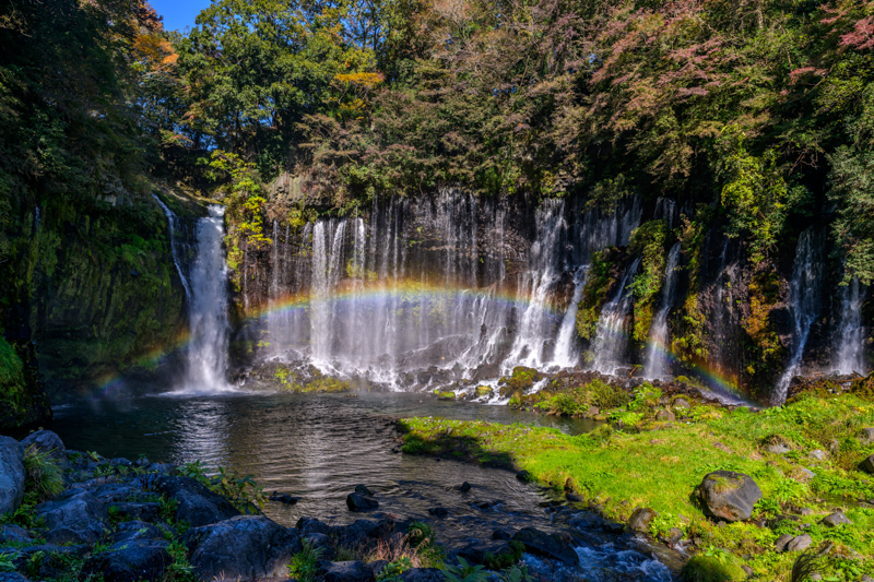 太陽の向きと滝のしぶきによって虹の見え方は刻々と変化する。Z 7のEVFは非常に見やすく、リアルタイムで仕上がりが分かるので、シャッターチャンスを逃すことはない。<br><span class="fnt-85">Nikon Z 7/ NIKKOR Z 24mm f/1.8 S /24mm /  マニュアル露出（F8、1/60秒） / ISO 64</span>