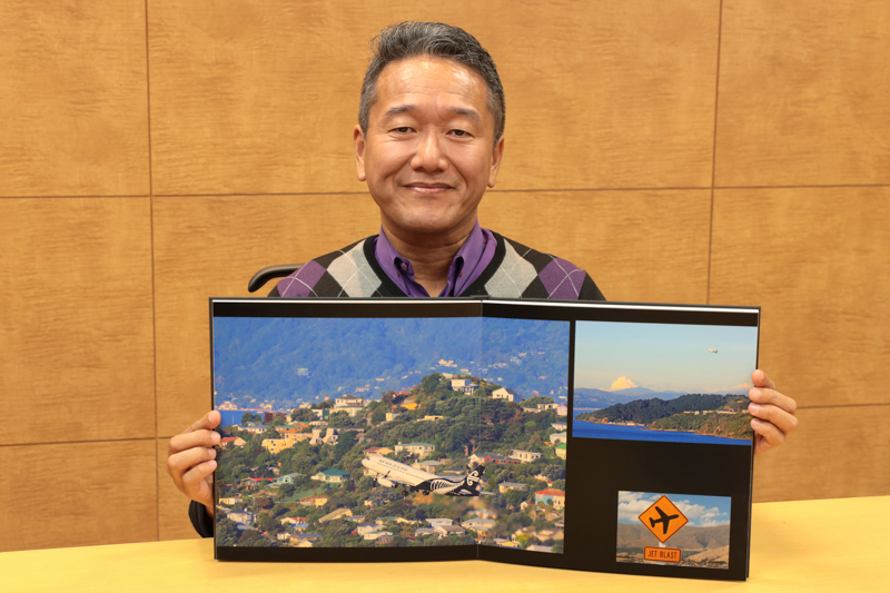 オリジナルフォトブックを作成した航空写真家のチャーリィ古庄さん。