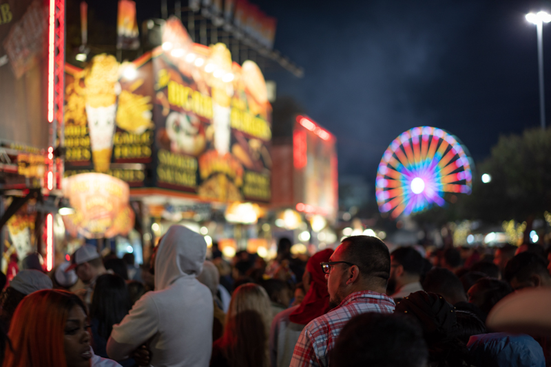 3月に本場のロデオを見にアメリカに行きました。滞在中使ったレンズの大半はこのレンズ。開放F1.8なので夜のスナップもしやすく、被写界深度も程よい仕上がりになります<br>α7R III / Sonnar T* FE 55mm F1.8 ZA / 絞り優先AE（F1.8・1/60秒・-0.3EV） / ISO 200