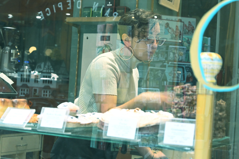 パリのパッサージュにて。色々なお店の中をショーウインドウ越しに眺めるのも楽しい、レトロなアーケードです<br>ニコン Z 50 / NIKKOR Z DX 16-50mm f/3.5-6.3 VR / 50mm / 絞り優先AE（F6.3・1/80秒・） / ISO 2500 / クリエイティブピクチャーコントロール：モーニング