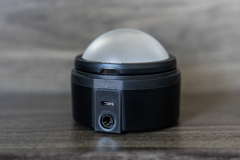 C1 Plusには三脚ネジ穴が。