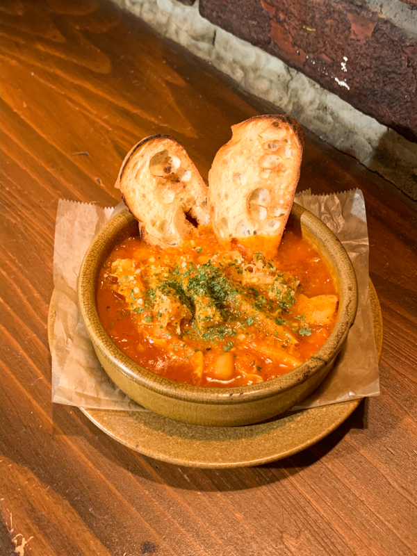 iPhone XS Max / 4.25mm（40mm相当） / 1/35秒 / F1.8 / ISO 400 / Profoto C1 Plus使用