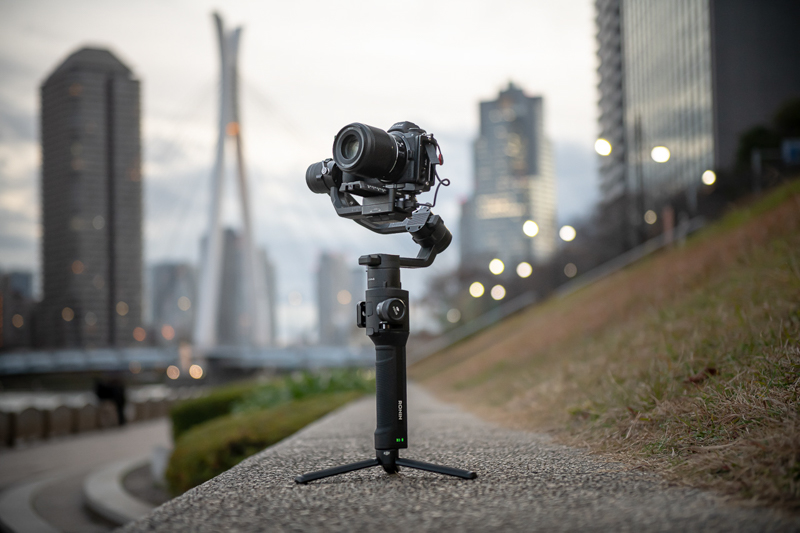 RONINN-SとNikon Z 7。RONINN-SにUSBで接続すると静止画、動画のレリーズ、フォーカスコントロールが行える