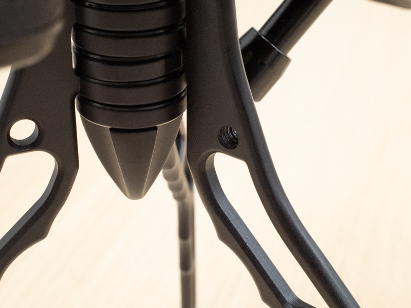 ネジ穴が用意されている。