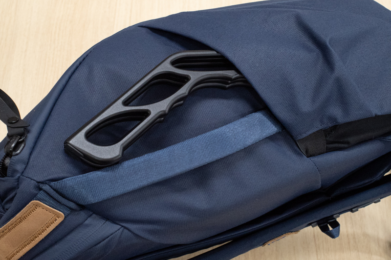 カメラリュックの側面ポケットに入れてみた。薄型で収まりがよい。