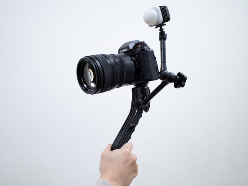 こちらは、ハンドグリップ状態に照明を取り付け。