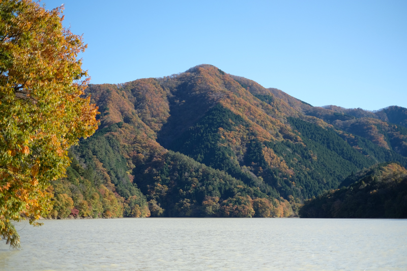 奥多摩湖の周囲はぐるりと山が囲む。<br><span class="fnt-85">X-Pro2 / XF35mmF1.4 R / 35mm（53mm相当） / 絞り優先AE（1/5,400秒・F1.4・±0.0EV） / ISO 200</span>