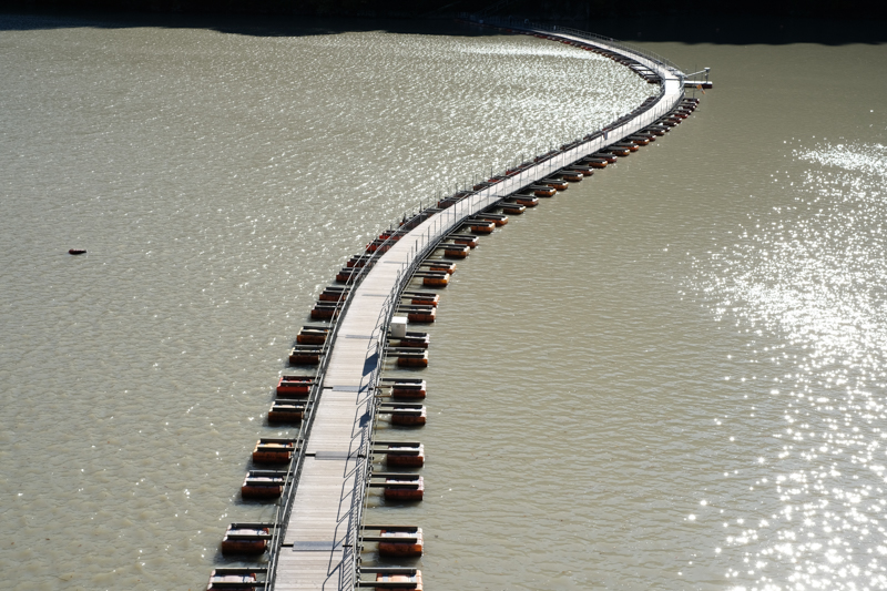 奥多摩湖に浮かぶ麦山浮橋。安定していてとても歩きやすかった。<br><span class="fnt-85">X-Pro2 / XF35mmF1.4 R / 35mm（53mm相当） / 絞り優先AE（1/350秒・F8・±0.0EV） / ISO 200</span>