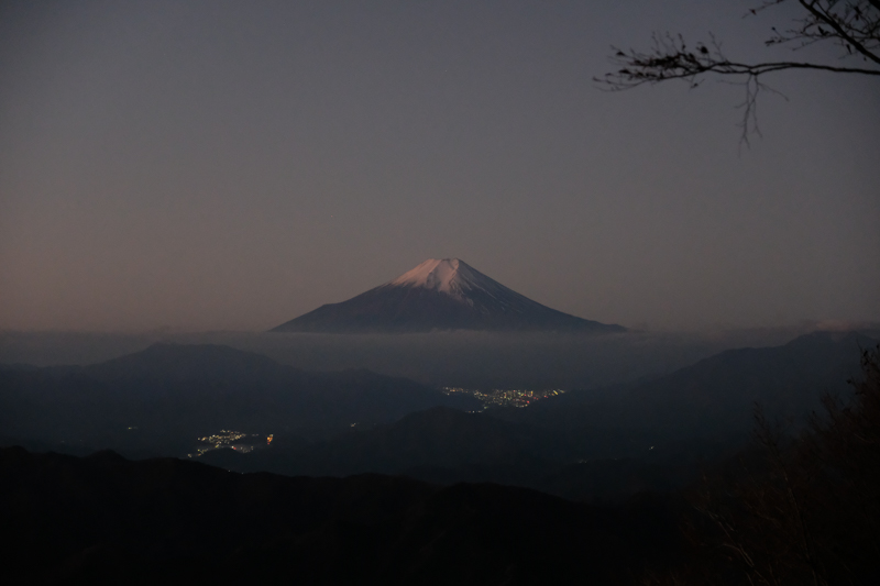 夜明け前の富士山。富士吉田市と大月市の灯りが見える。<br><span class="fnt-85">X-Pro2 / XF35mmF1.4 R / 35mm（53mm相当） / 絞り優先AE（1/350秒・F8・±0.0EV） / ISO 200</span>