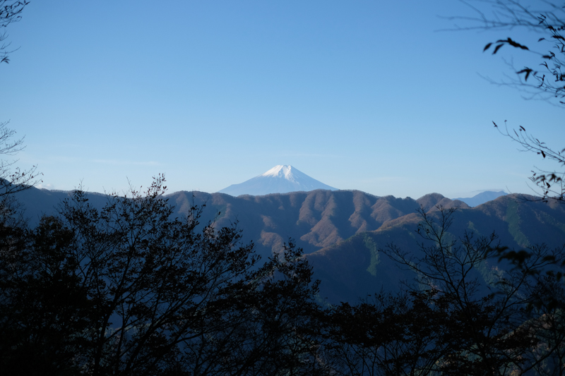 どこから見ても頭ひとつ抜けている。富士は雄大。<br><span class="fnt-85">X-Pro2 / XF35mmF1.4 R / 35mm（53mm相当） / 絞り優先AE（1/18秒・F2.8・±0.0EV） / ISO 6400</span>