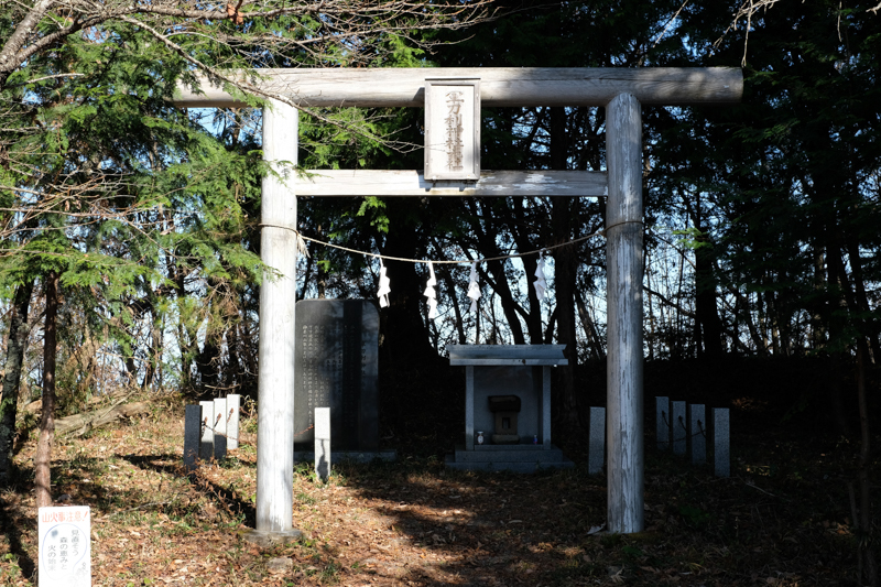 軍刀利神社元社。尾根上の開けた場所にあった。<br><span class="fnt-85">X-Pro2 / XF35mmF1.4 R / 35mm（53mm相当） / 絞り優先AE（1/160秒・F8.0・±0.0EV） / ISO 200</span>