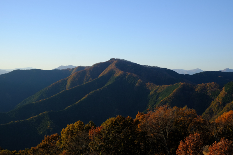生藤山（990m）。あの山の向こうから歩いてきた。陣馬山頂から望む。<br><span class="fnt-85">X-Pro2 / XF35mmF1.4 R / 35mm（53mm相当） / 絞り優先AE（1/200秒・F8.0・±0.0EV） / ISO 200</span>