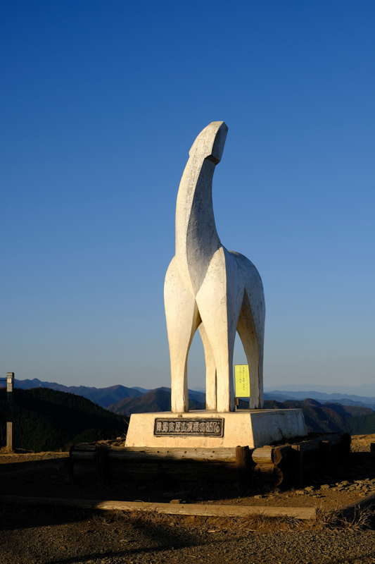 陣馬山（855m）山頂に置かれてある白馬のモニュメント。青い空に映えていた。<br><span class="fnt-85">X-Pro2 / XF35mmF1.4 R / 35mm（53mm相当） / 絞り優先AE（1/1,250秒・F5.6・±0.0EV） / ISO 200</span>