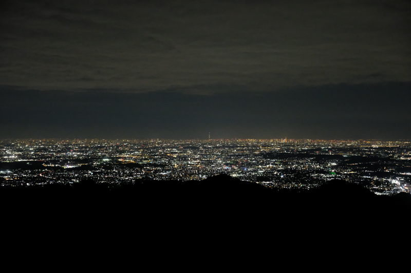 景信山（727m）山頂からの夜景。広大な関東平野を意識する。<br><span class="fnt-85">X-Pro2 / XF35mmF1.4 R / 35mm（53mm相当） / 絞り優先AE（1/20秒・F2.8・±0.0EV） / ISO 6400</span>