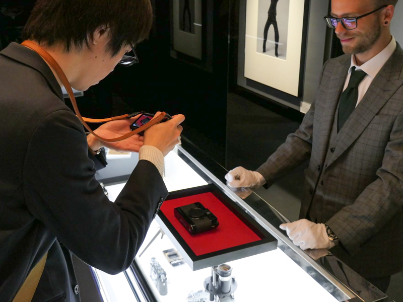 GR IIIで取材中の筆者。